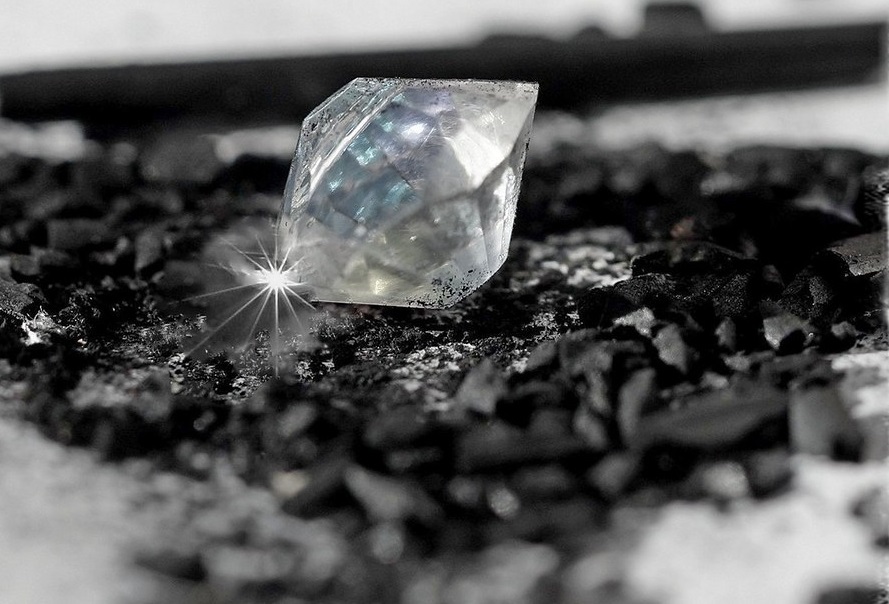 Before the discovery of carbon nanomaterials, the most well-known forms of carbon were diamond and graphite. 
